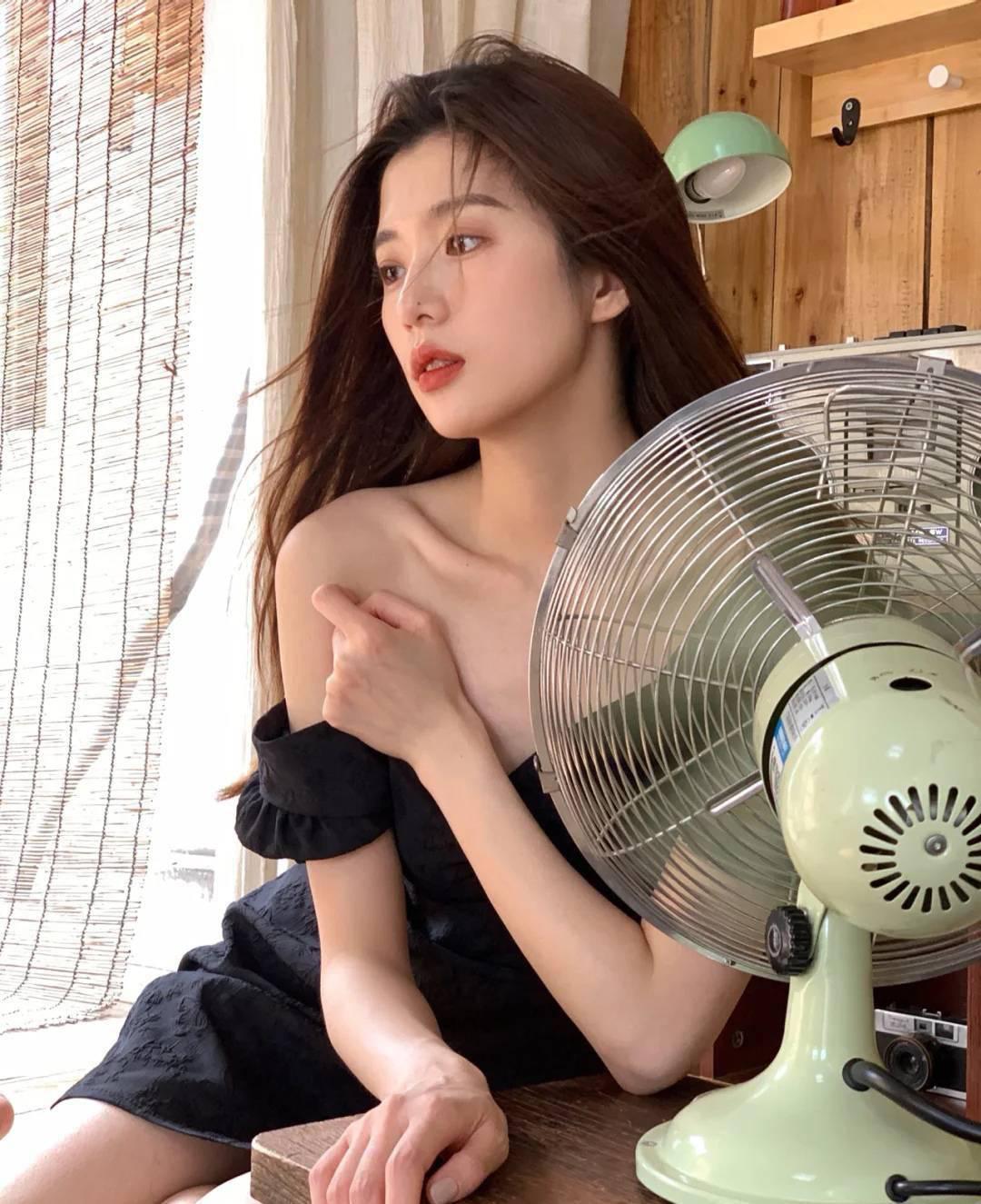 温柔如女友的粉嫩学生妹